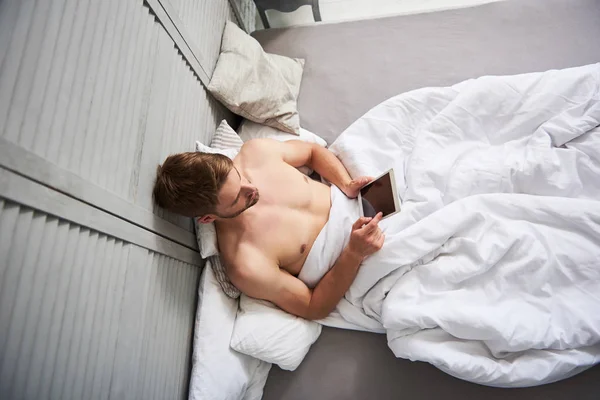 Расслабленный мужчина проводит время онлайн утром — стоковое фото