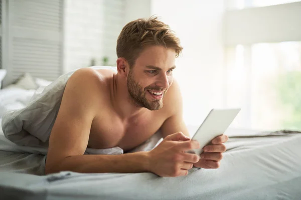 Joven emocionado viendo películas por la mañana — Foto de Stock