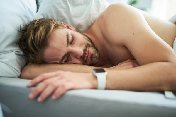 Jeune homme qui dort le matin — Photo