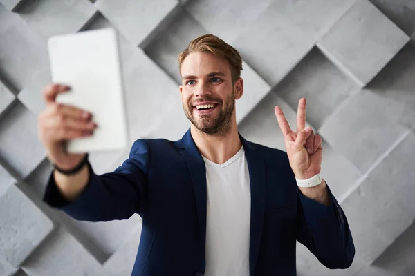 Sorrindo bonito homem conversando online — Fotografia de Stock