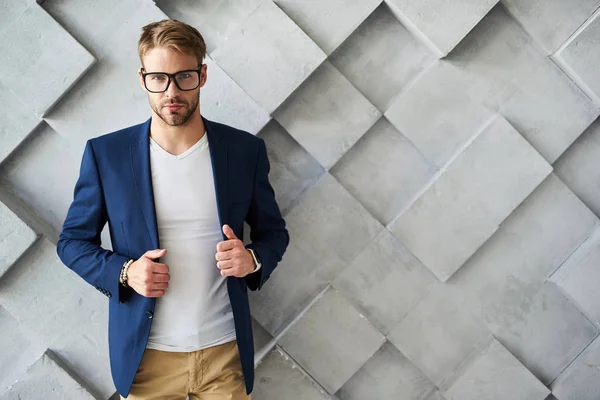 Guapo elegante chaqueta de sujeción masculina —  Fotos de Stock