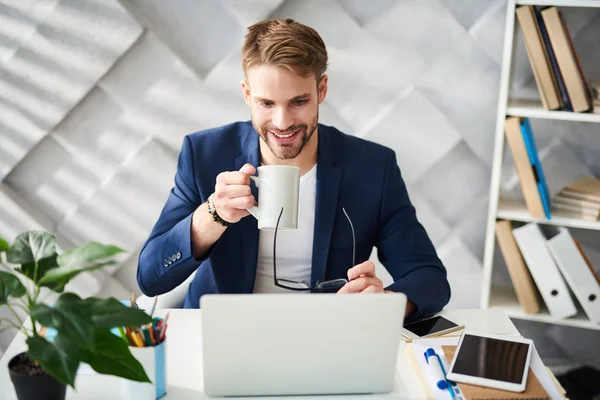 Midja Upp Porträtt Glada Manliga Kaffe Paus Arbetsprocessen Han Sitter — Stockfoto