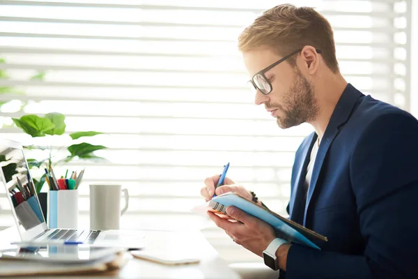 Concentrated male planning day at desktop — Stock Photo, Image