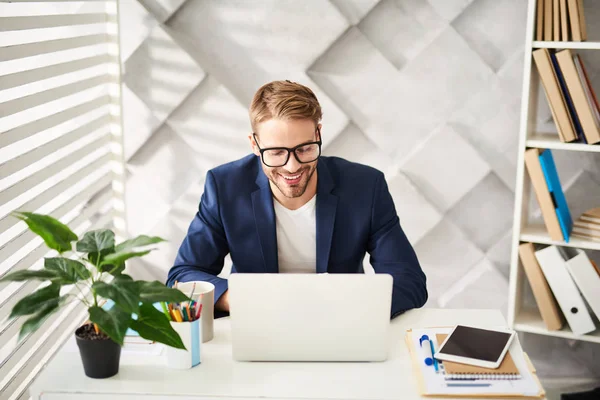 Smiling male enjoying day in office — Stock Photo, Image