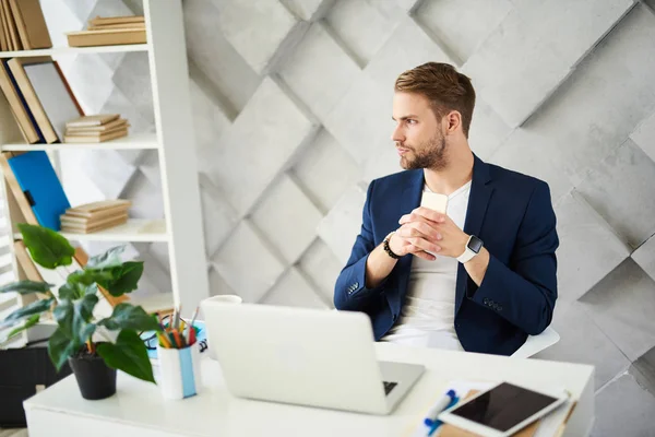 Dalgın adam ofiste düşünürken