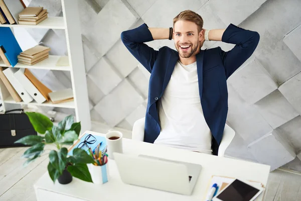 Lelaki yang gembira saat menyelesaikan tugas di tempat kerja — Stok Foto