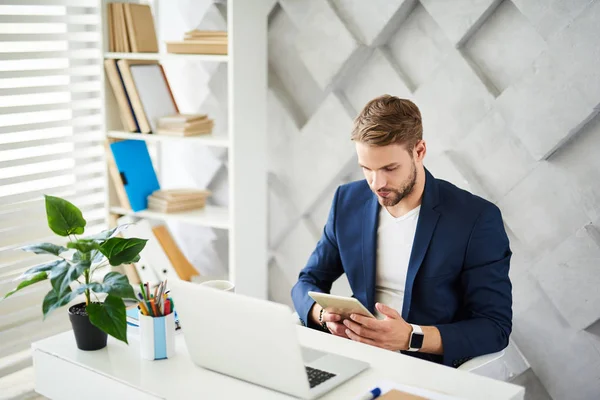 Portatif aygıt kullanma office iş adamı