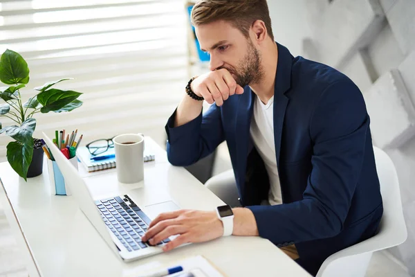 Hombre pensativo trabajando en la tarea en el centro de negocios — Foto de Stock