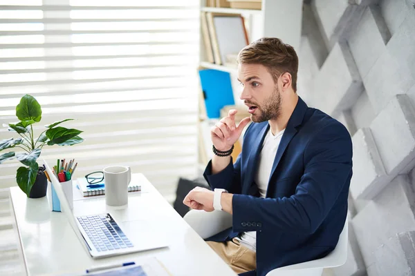 Surpreendido masculino trabalhando no computador no escritório — Fotografia de Stock