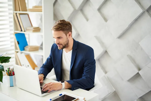 Focused man using computer in business center — Stock Photo, Image