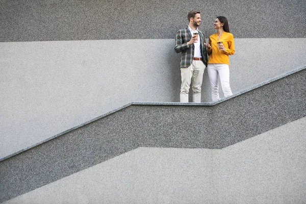 Parceiros de negócios felizes comunicando na escadaria — Fotografia de Stock