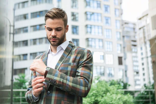 Hombre de moda usando reloj de pulsera al aire libre — Foto de Stock