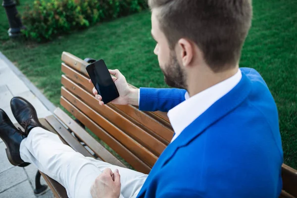 Cep telefonu açık tutarak rahat iş adamı 