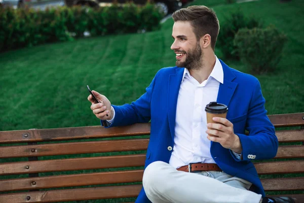 Hombre de negocios alegre sentado en el banco al aire libre —  Fotos de Stock