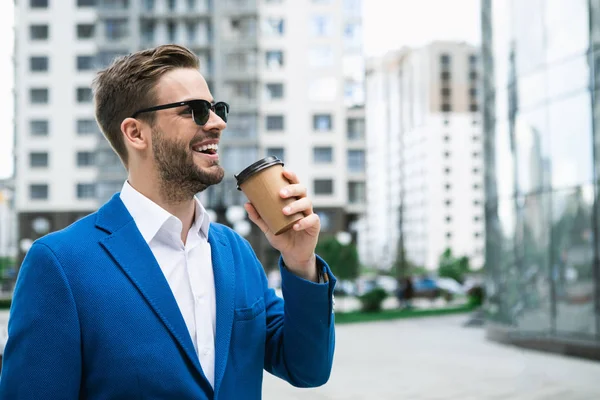 Feliz hombre de negocios tomando un café al aire libre — Foto de Stock