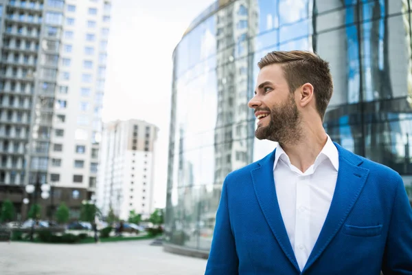 Hombre de negocios alegre de pie en el centro de negocios al aire libre — Foto de Stock