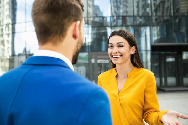 Vrolijke collega's bespreken werken buiten — Stockfoto