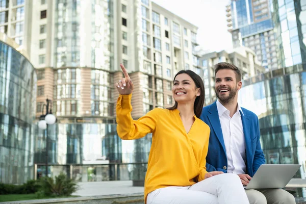 Neşeli adam ve kız geri kalan Caddesi üzerinde sahip 