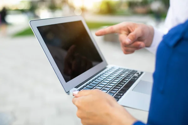 Uomini d'affari che usano il computer per strada — Foto Stock