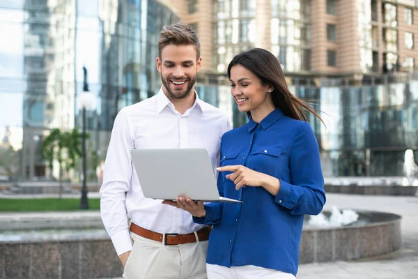 Neşeli işkadını sunu dizüstü bilgisayarda adam için gösterilen 