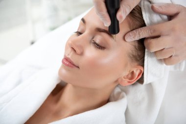 Düşünceli erkek kozmetik servis sırasında