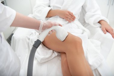 Güzellik uzmanı kol bacak kadın müşteri için epilasyon yapma kapatın