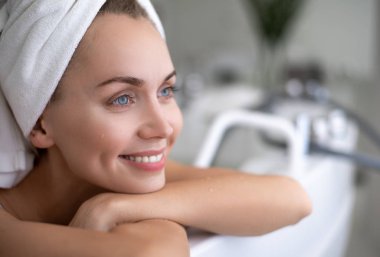 Banyo eğilerek kadın sevindim