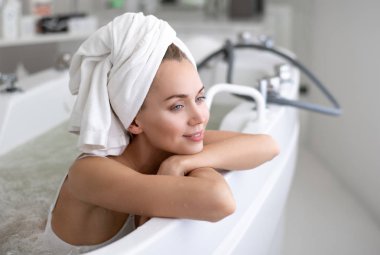 Pozitif Bayan banyo eğilerek