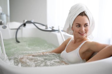 Mutlu kız rahat banyo yalan