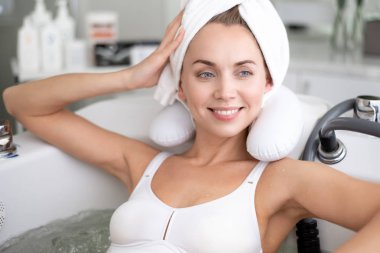 Neşeli Bayan Spa salonda dinlenme