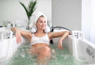 Su arıtma sırasında gülen kız