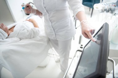 Güzellik uzmanı özel cihaz ile çalışma