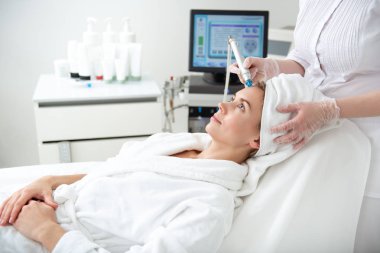 Mutlu kız yüz temizliği için terapi Başlarken