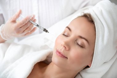 Neşeli bayan yüz güzelliği enjeksiyon Başlarken