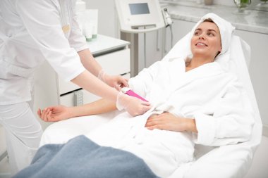 Hasta kol şeritleme güzellik uzmanı