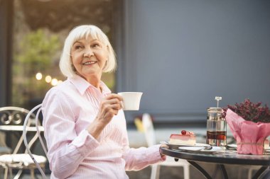 Mutlu yaşlı kadın akşam Cafe dışında harcama