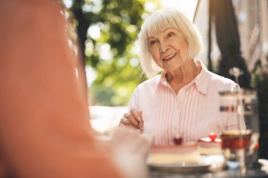 Yemekte adamla iletişim memnun yaşlı kadın 