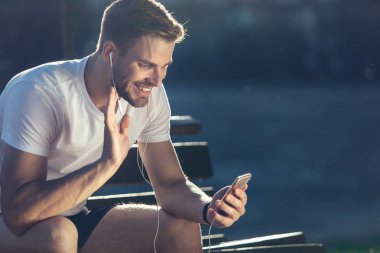 Mutlu adam parkta sohbet online