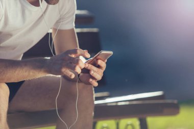 Parkta telefon kullanan adam