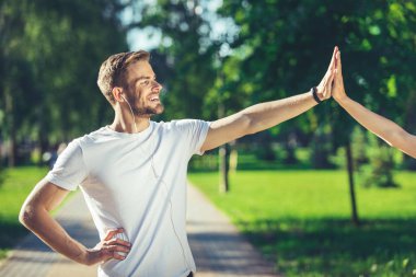 Mutlu adam açık havada çalışma