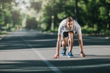 Genç atlet yarış için hazırlanıyor