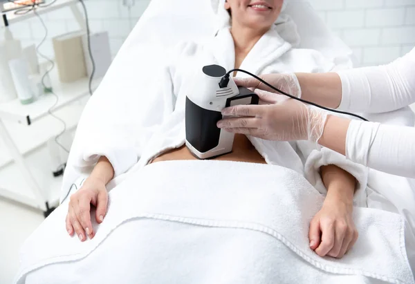 Mujer alegre recibiendo terapia con electrodomésticos — Foto de Stock