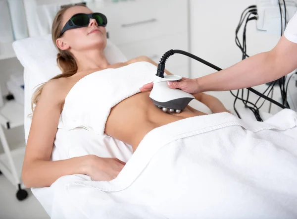 Optimistische vrouw tijdens anti-cellulitis massage — Stockfoto