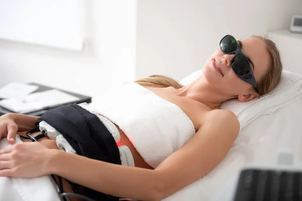 Mujer positiva recibiendo terapia anti-grasa — Foto de Stock