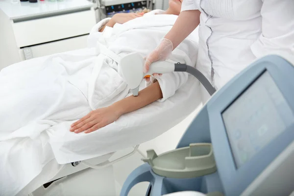 Brazo cosmetólogo haciendo corrección para el paciente — Foto de Stock