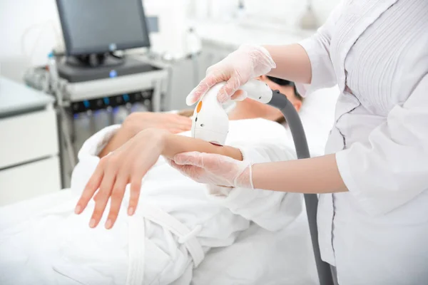 Woman arm doing treatment for client — Stock Photo, Image