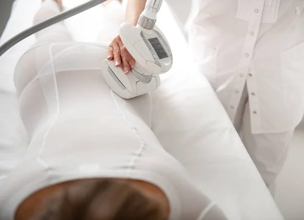 Procedimiento de tratamiento de toma de mano femenina con gadget — Foto de Stock