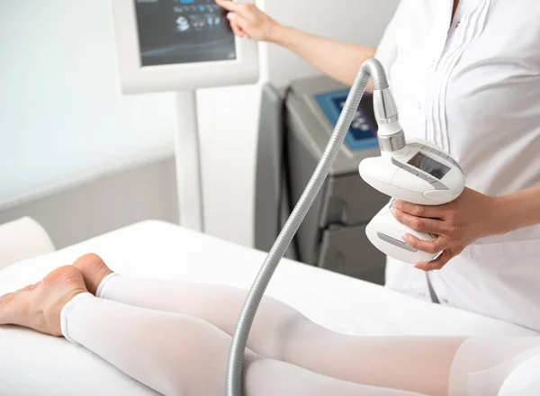 Kvinna arm att hålla apparaten nära patienten — Stockfoto