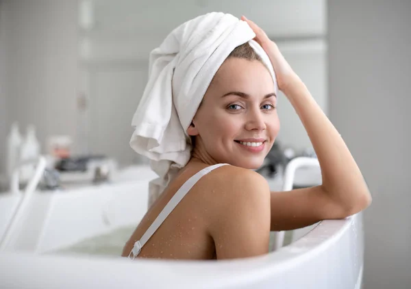 Señora positiva nadando en el baño —  Fotos de Stock