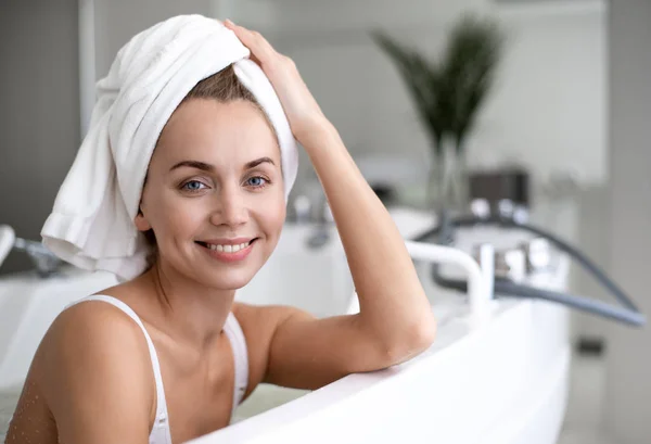 Donna positiva durante il trattamento nel centro benessere — Foto Stock